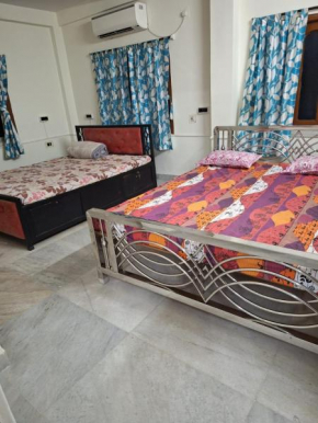 4 Bedroom 3 Bathroom Fully AC Private Flat up to 14 People